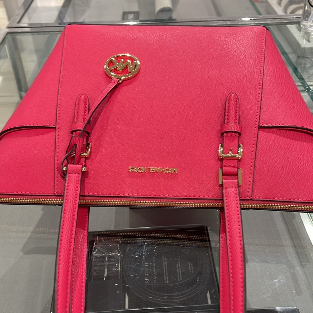 MICHAEL KORS
Charlotte Large Saffiano Leather Top-Zip Tote Bag
Electric Pink
NWT - Picture 9 of 16